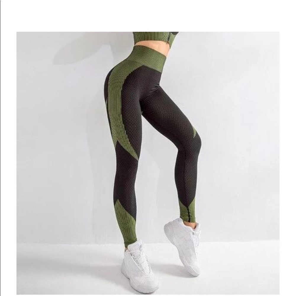 Astoria Activewear Momentum seamless set. Like new condition. Worn once.
